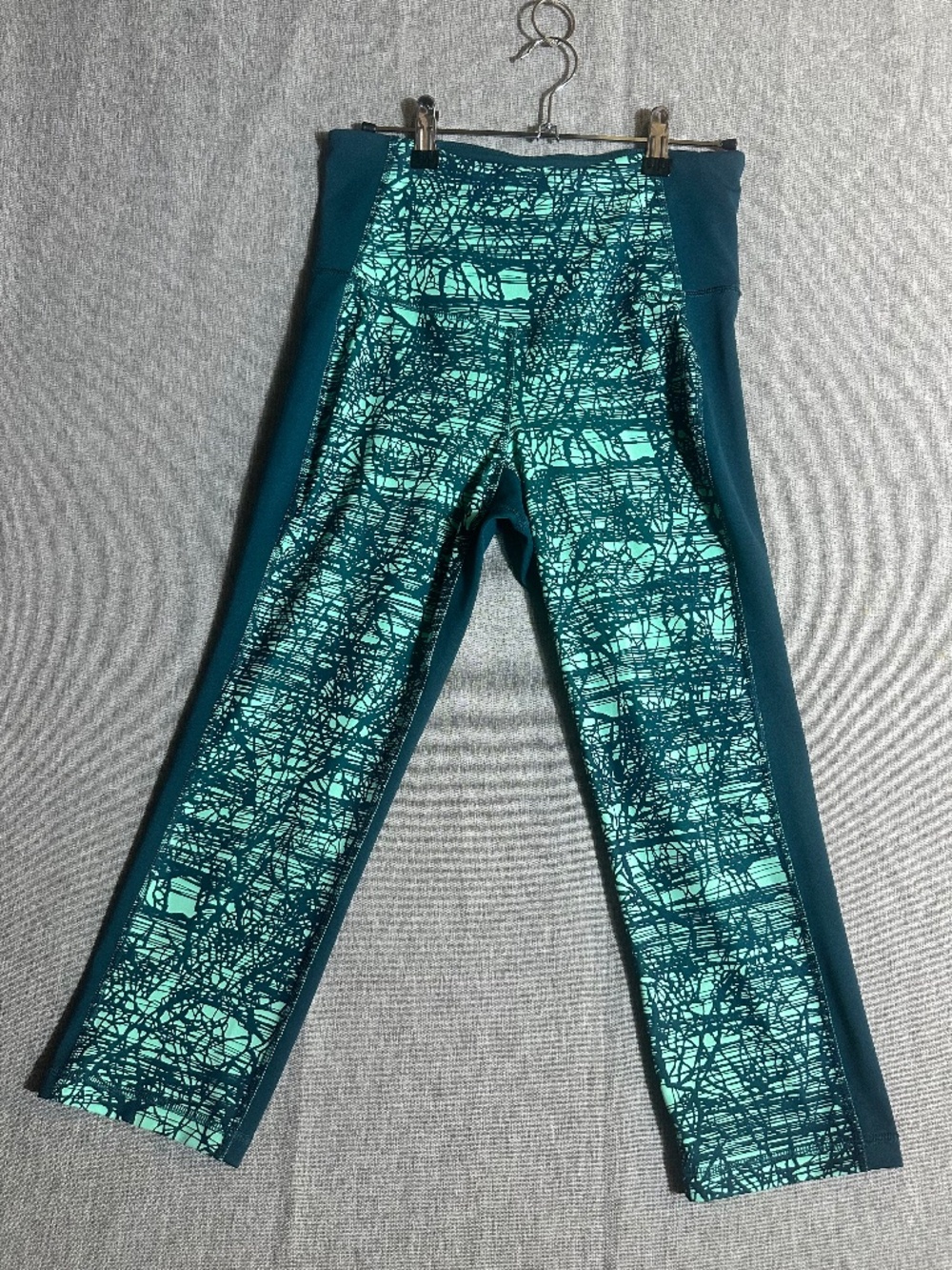 Old Navy Active High Rise Printed Capri Leggings - Medium